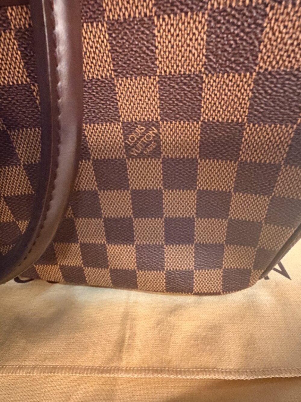 Authentic Louis Vuitton Damier Saria Handbag, LV dust bag & box - Picture 7 of 11